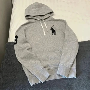 Big Pony Ralph Lauren Hoodie - Fet Big Pony raffe Hoodie. Storlek L, passar dock mer som en M skulle jag säga. Fint skick. Inte mycket använd. Hör gärna av er vid funderingar!🙌🏻