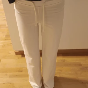 Vita mjukisbyxor från Lager 157  - Säljer ett par vita mjukisbyxor från 157 i storlek XXS. Byxorna har medelhög midja men går vika ner så att dom blir lowwaist. raka ben och snörning i midjan för perfekt passform. Sköna och stilrena, tillverkade i mjukt bomullsmaterial. Perfekta för chill dagar eller när du vill vara extra comfy. Dom har en liten fläck på sig som man kan se på sista bilden