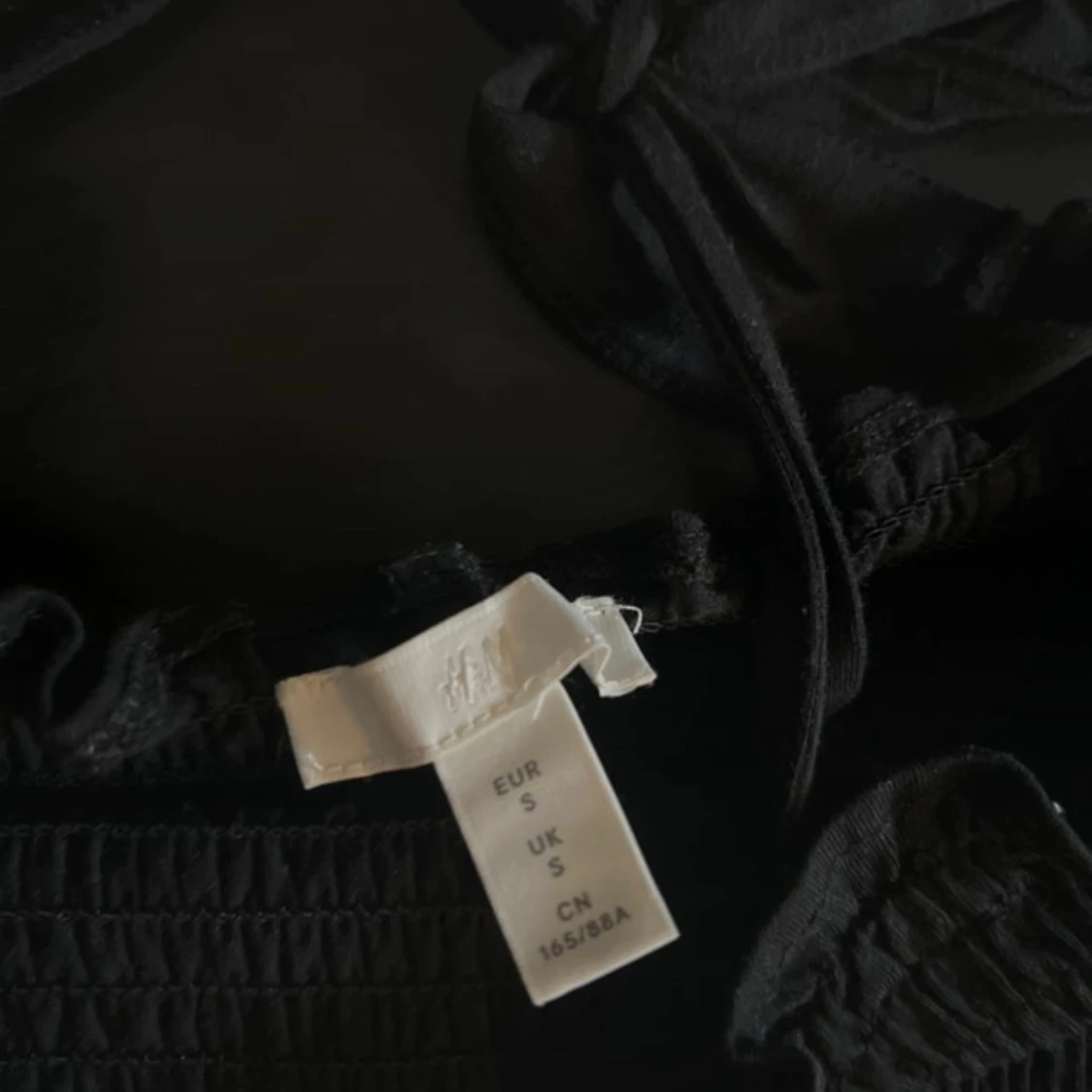 Svart smockad linnetopp från H&M - 1