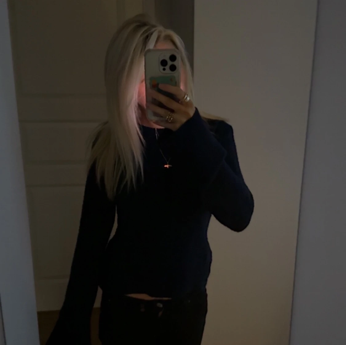 Mörkblå stickad tröja med långa ärmar - 1