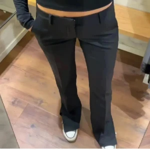 Bikbok kostymbyxor  - Lågmidjade kostymbyxor från bikbok! Kommer ej till användning längre💖 Bilden är lånad. Köp EJ via instabox!