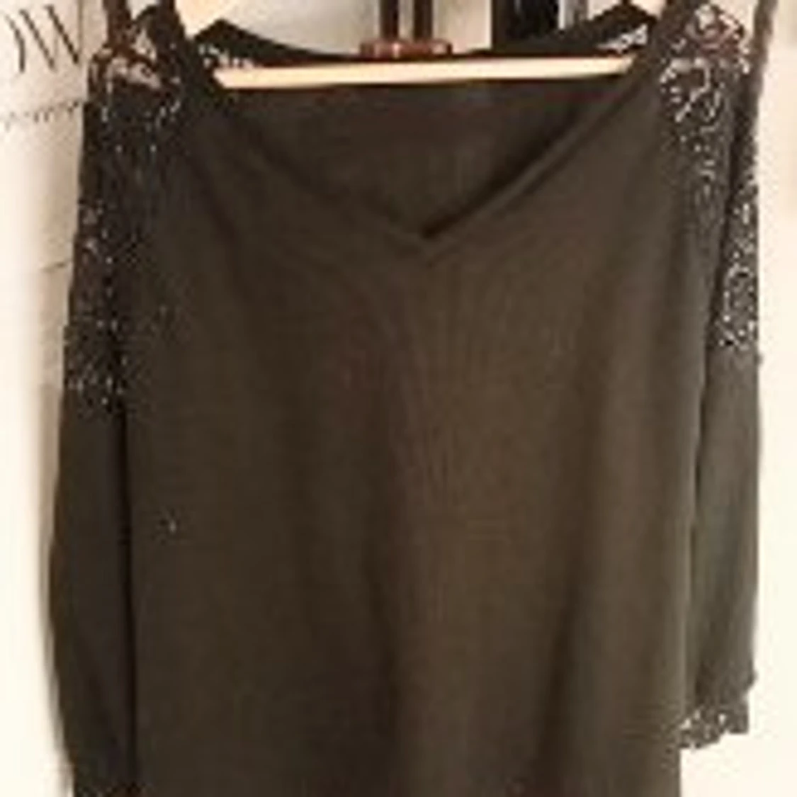 Svart långärmad topp med spetsdetaljer