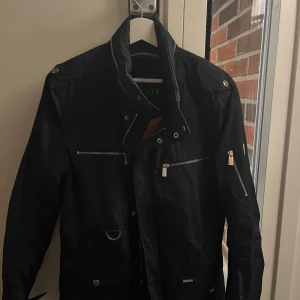 Mörkblå vindjacka från Snoot - Snygg mörkblå vindjacka från Snoot. Nypris är 5500kr och jackan är i perfekt skick. Storlek S men passar även M. 175-183 