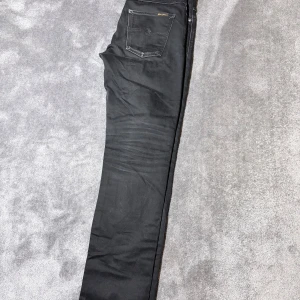 Nudie Jeans - Säljer dessa tvärsnygga jeans från Nudie. Modellen är Lean Dean stl W32 L34. De är som nya, inga defekter överhuvudtaget. Inga som helst hål eller revor🌟Dm:a för fler bilder o likande. Kan tänka mig gå ner i pris vid snabb affär :)
