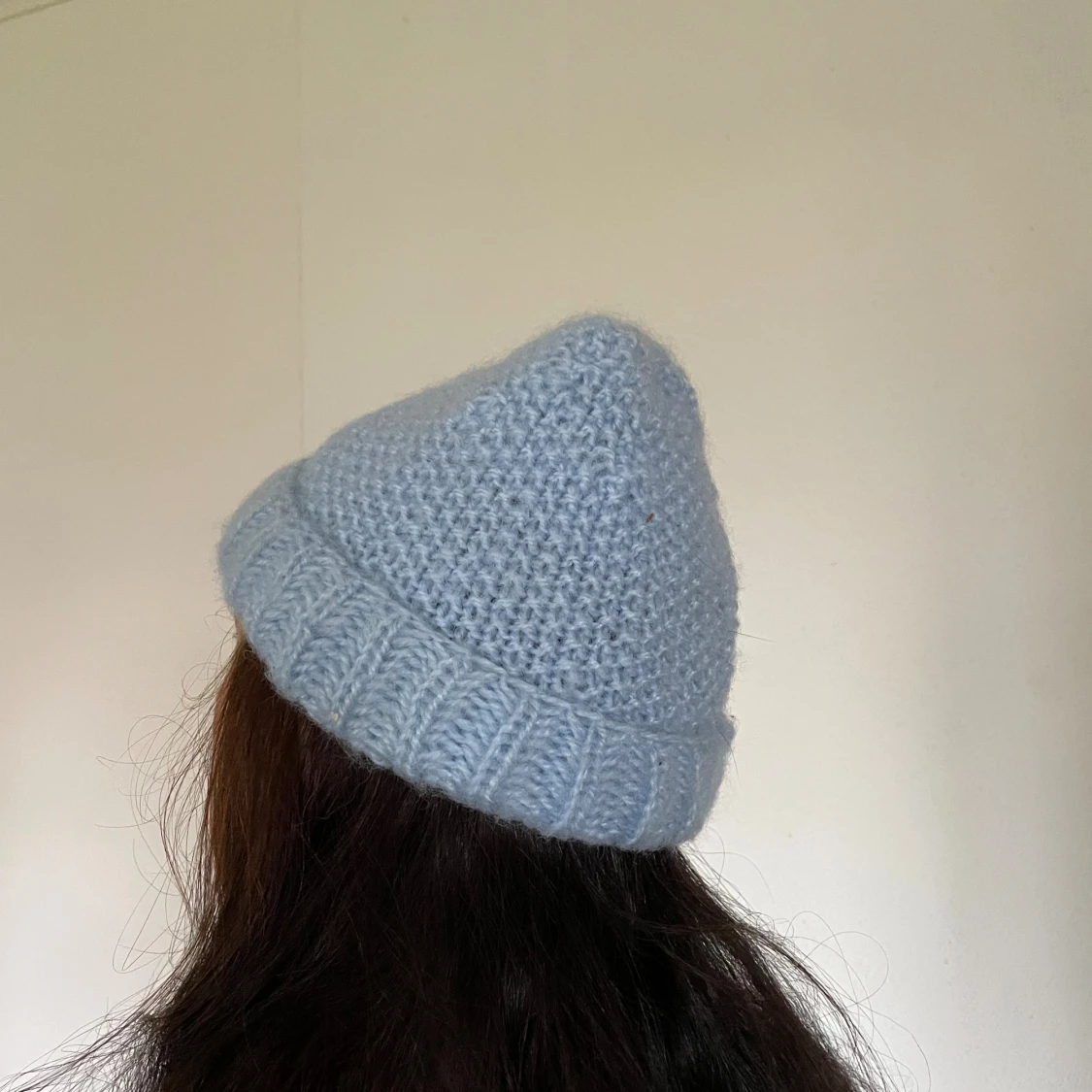 Ljusblå stickad mössa med ribbad kant - 1