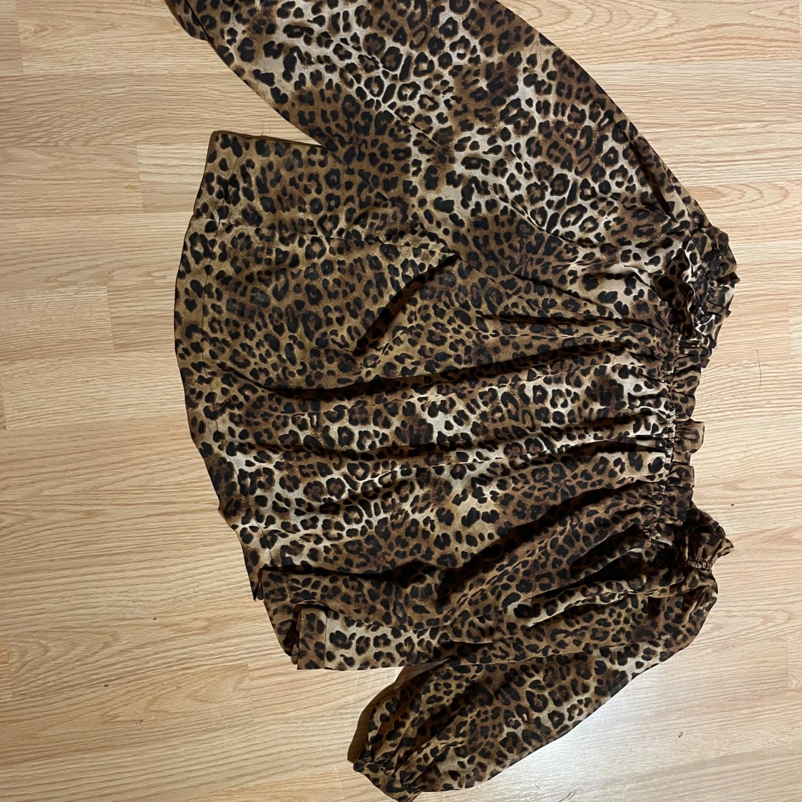 Leopardmönstrad kort tröja  från NA-KD