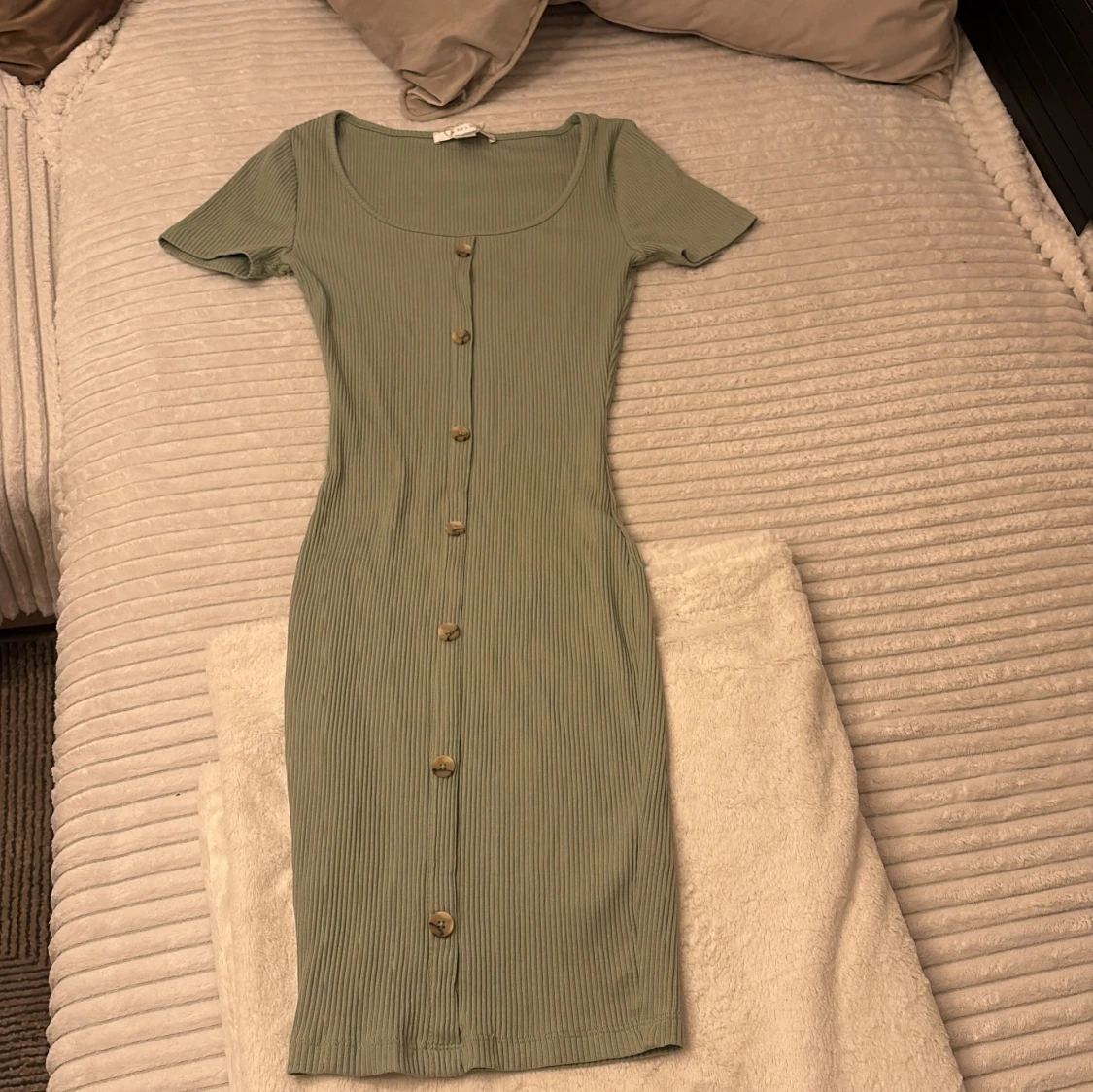 Ribbad grön klänning med knappar - 1