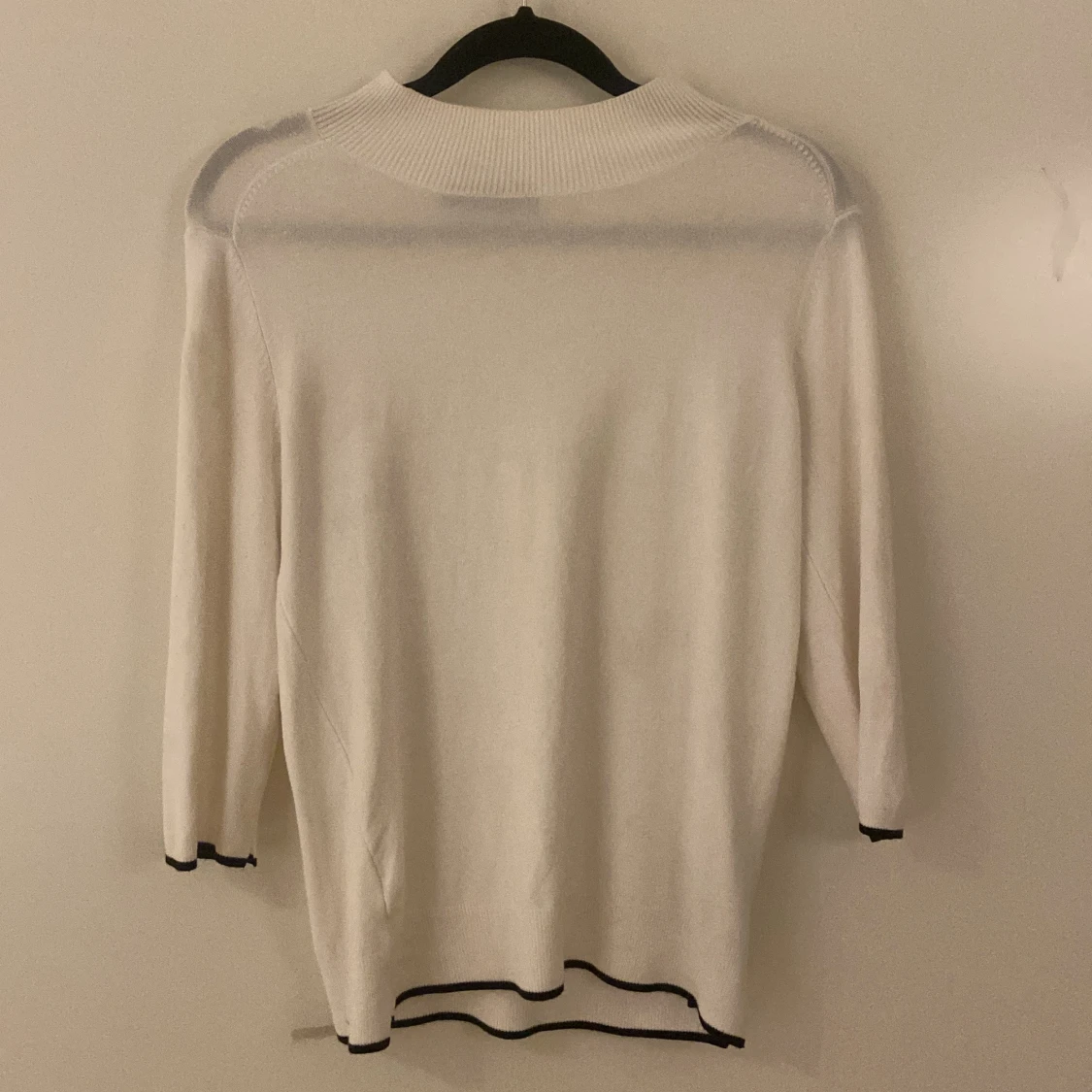 Vit polotröja från Zara med svarta detaljer