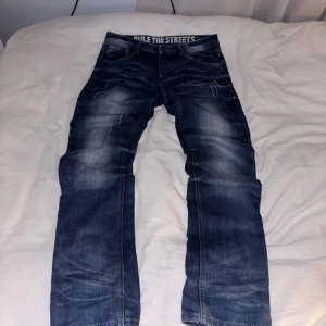 Faded CoolCat Jeans - CoolCat jeans med sjuka fades och slitningar!! Sitter helt perfekt och har en unik look🙌 skriv privat för fler bilder eller annat‼️ Storlek W30/L32
