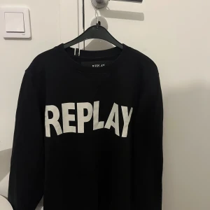 Replay Crewneck - Hejsan 👋🏼, Säljer denna crewneck tröja från replay med vit text. Den är i fint skick och säljs på grund av att jag inte använder den längre. Den är i storlek M. Om du har frågor eller är intresserad så kan du gärna höra av dig till mig 😊😊  Nypris: Ca 950kr 💸