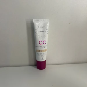 Lumene CC Cream 0.5 Light - CC Color Correcting Cream från Lumene i nyansen 0.5 Light. Tuben innehåller 30 ml. Ger medium täckning, jämnar ut hudtonen och har SPF 20. Passar alla hudtyper och är vegansk.