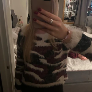 Fluffig mönstrad tröja i vinrött och grått - Super fin! Lite kortare modell framtill💓💓 unik