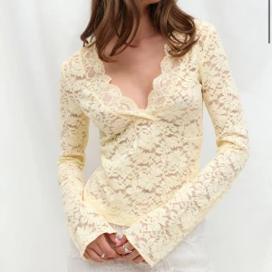 Topp gul - Säljer en jätte fin gul spets topp från Gina💛🌼Använt en gång, som ny!