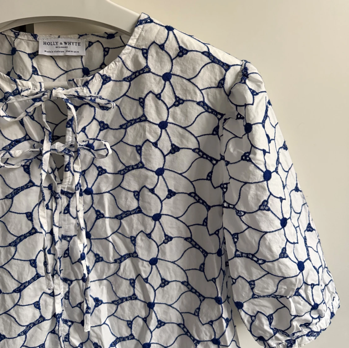 Vit blommig blus - 1