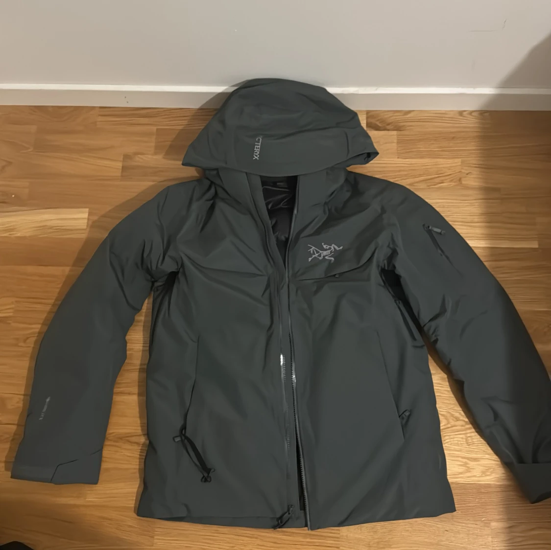 Mörkgrå dunjacka från Arc'teryx