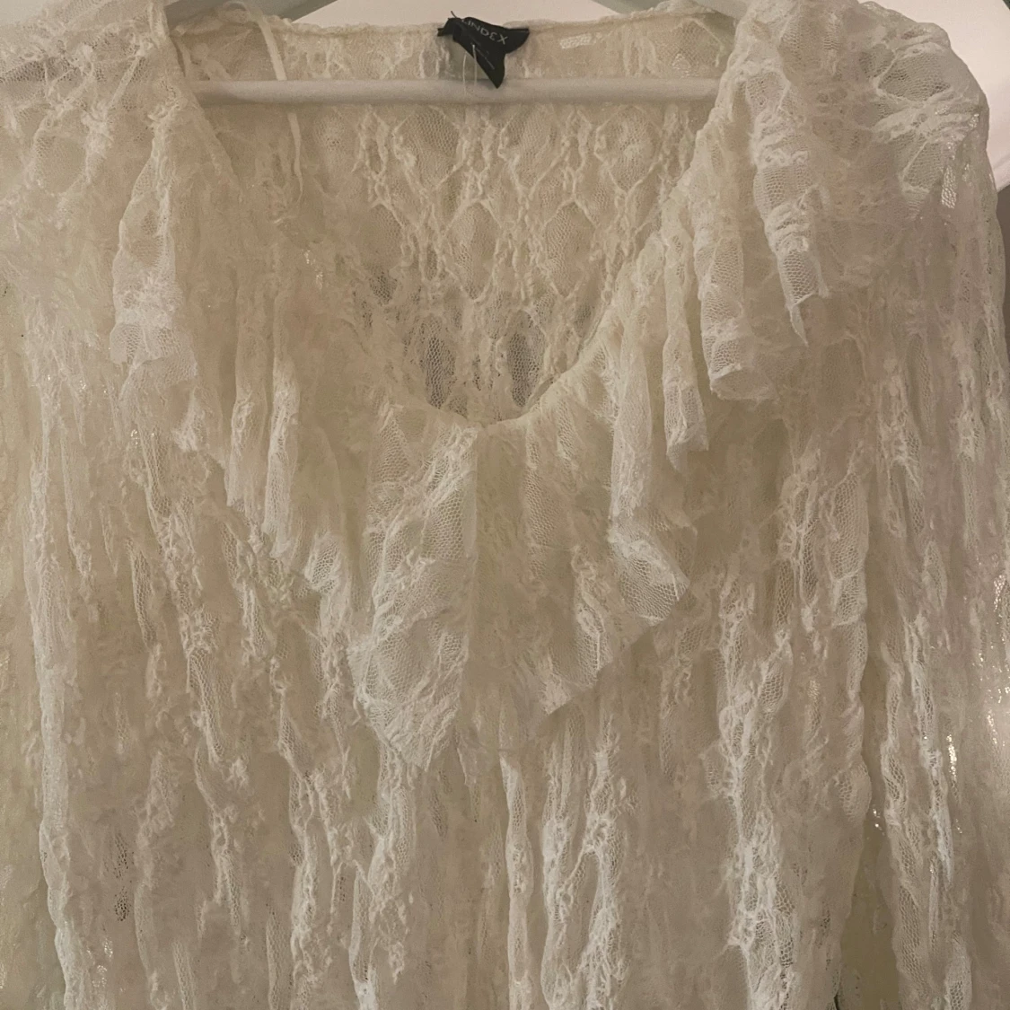 Vit spetsblus med volang från Lindex - 1