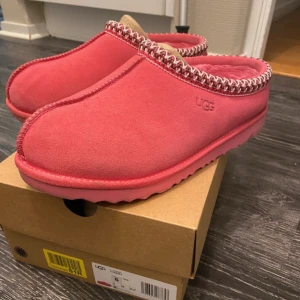 UGG tass - Rosa UGG tass, använda ca 3 gånger, köpta för ca 2 månader sen, i ett bra skick utan defekter mer än att sula är smutsig då den är använda utomhus.