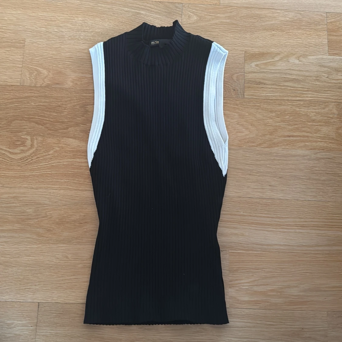 Svart ribbad polotopp från Maje - 4