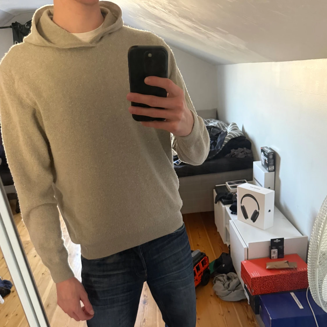 Beige hoodie i kashmir från Oscar Jacobson - 2
