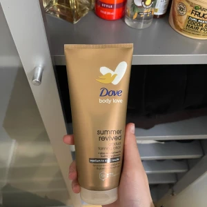 Brun utan sol lotion Dove  -  brun utan sol lotion: Dove Summer Revived. ger gradvis solbrun färg för medium till mörk hudton. Innehåller återfuktande aloe vera och glycerin. Perfekt för en fräsch glow utan sol.