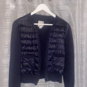 Gina Tricot Väst med ärmar  - Nypris 399kr jag säljer för 250. En trendig väst från Gina Tricot med ärmar, väldigt snygg och passar till mycket. Storleken är 170 