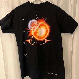 The Weeknd After Hours Tour T-shirt - Svart t-shirt från The Weeknds After Hours Til Dawn Global Stadium Tour 2023.