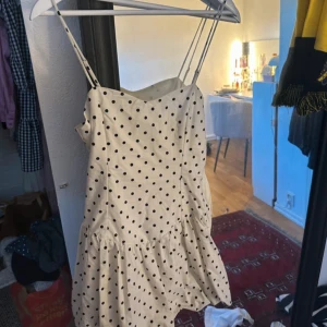 Prickig klänning  - Supersöt från berherska köpt för 350 tror jag aldrig använd 