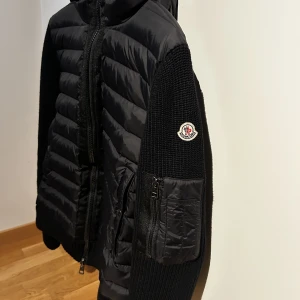 Moncler cardigan  - Moncler cardigan i väldigt bra skick, knappt använd. Storlek M.