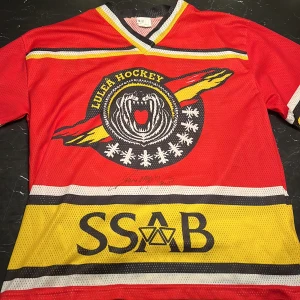 Luleå Hockey tunn långärmad supportertröja - Det är en luleå hockey supporter tröja med nytt skick. Den är ca 25-30 år gammal men skicket är nytt. Den har en autograf av ishockey målvakten Jarmo Myllys. En riktigt cool supporter tröja om du frågar mig. KAN PRUTAS!