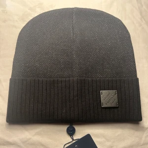 Svart Louis Vuitton mössa med patch - Skriv för mer info 