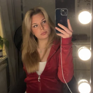 Juciy couture tröja  - Röd hoodie från juciy couture. Storlek xs. Fråga gärna om fler bilder!😊