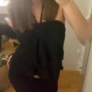 Svart tubtopp - säljer min sommartopp då den inte kommer till användning, har en i marinblå också💗 inga defekter och passar även någon i xs skulle jag säga 