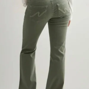 Bootcut stich jeans från Nelly - Snygga olivgröna byxor från Nelly med bootcut passform och klassiska bakfickor med dekorativ söm. Byxorna har normal midja och är tillverkade i bomullsmix med stretch för extra komfort. Perfekta för dig som gillar en avslappnad men trendig look. Byxorna är i storlek 36 och är knappt använda. Skriv vid prisförslag.