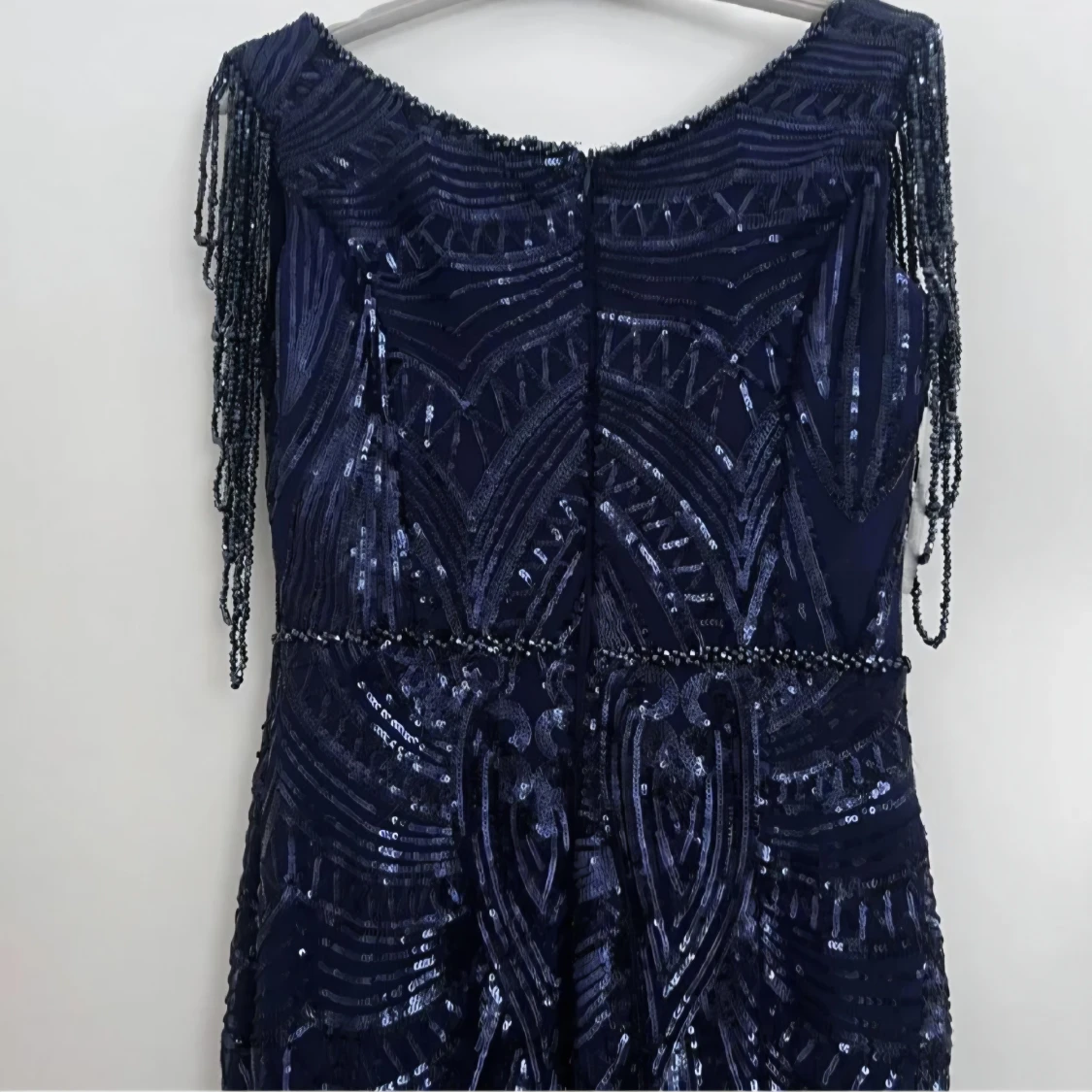 Mörkblå glittrig långklänning med pärldetaljer - 3