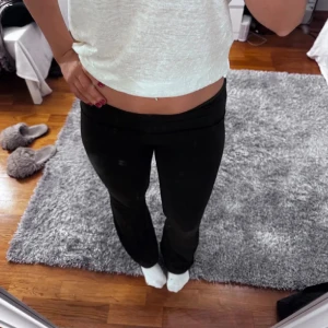 Svarta bootcut mjukisbyxor - Snygga svarta bootcut byxor. Perfekta för dig som gillar en stilren look och vill ha bekväma byxor med lite stretch. Passar till både sneakers och boots.