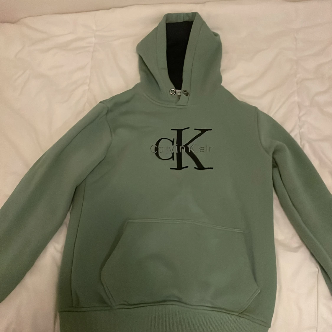 Grön Calvin Klein hoodie med CK-logga - 1