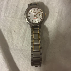 Seiko damklocka i titan och guld - Priset kan diskuteras vid snabb affär 