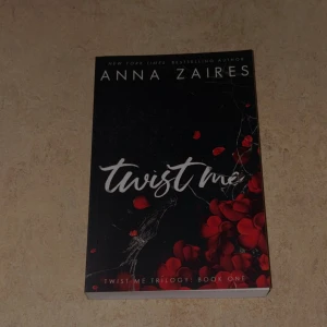 Twist Me - Fängslande första delen i Twist Me-trilogin av Anna Zaires. En mörk och intensiv roman som lockar med mystik och passion. Perfekt för dig som gillar spännande och känsloladdade berättelser. Snyggt omslag med röda blommor mot svart bakgrund.