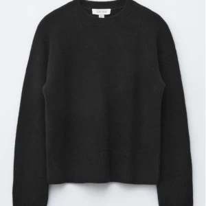 Svart stickad tröja från & Other Stories - Svart stickad tröja från & Other Stories! Den är använd men ändå i gott skick💕💕💕Strl XS men upplevs som S. 