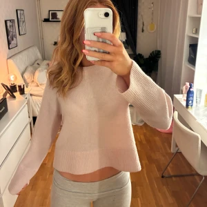 Ljusrosa stickad tröja Gina Tricot - Supermysig ljusrosa stickad tröja från Gina Tricot. Tröjan har en enkel, rak passform med bred ribbad kant nertill och vid ärmsluten. Perfekt för kyliga dagar och passar till allt. Snygg att styla med jeans eller mjukisbyxor.