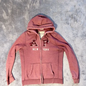 Vinröd hoodie från Abercrombie & Fitch - Tvärrrsnygg hoodie från Abercrombie & Fitch i stl L Väldigt trendig och sällsynt med bara några få fel vilket ger den en vintage look. Sjukt eftertraktad och limiterad colorway samt modell . Lämna gärna ett prisförslag så kommer vi överens om nåt! Modellen är 189, väger 78. Ha det tiptop// Gidlöfs