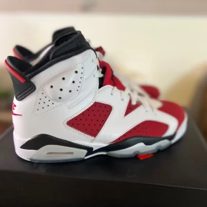 Nike Air Jordan 6 Retro röd/vit - Säljer ett par Nike Air Jordan 6 Retro i rött, vitt och svart. Skorna har klassisk hög siluett, perforerade paneler och tydliga Jumpman-detaljer på plösen. Ovandelen är i skinn och syntet med snörning och broderad Nike Air-logga på hälen. Perfekta för dig som vill sticka ut. (Frakt med Schenker för 57 kr)
