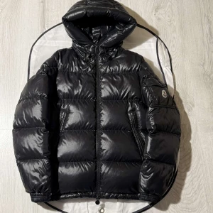 Moncler ecrins  - Moncler ecrins i size 0/xs, skick 9/10 ny årsmodell 2022, dustbag medföljer vid köp, slutsåld modell går ej att få tag på längre, vid funderingar hör av er.