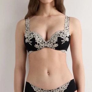 Intimissimi bh - Supersnygg svart push up bh från Intimissimi med krämvit broderad spets, model Gioia pretty flowers. Lappen är avklippt men är i storlek 80 B. Ändast använd 1 gång och säljer pågrund av att den inte kommer till användning då den inte passar. Det höga priset eftersom den knappt är använd och den är köpt för ca 600kr. Pris kan dock diskuteras