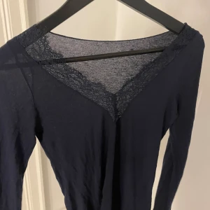 Mörkblå Intimissimi - Jag säljer min mörkblå Intimissimi tröja då jag aldrig har på mig den. Har haft på mig den få gånger och den är i storlek S. Inga direkt tecken på användning