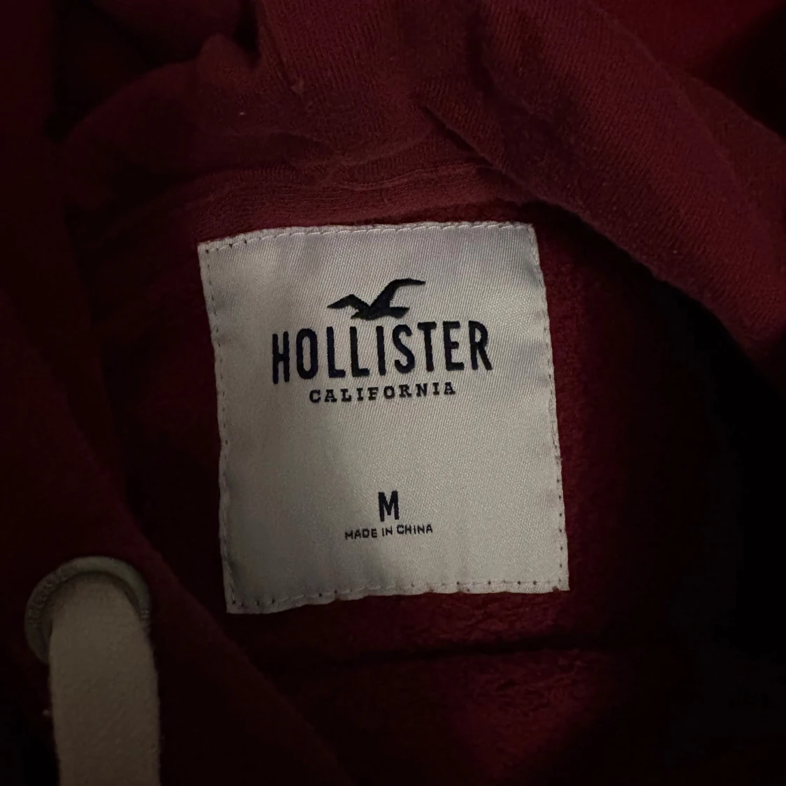 Vinröd hoodie från Hollister M - 2