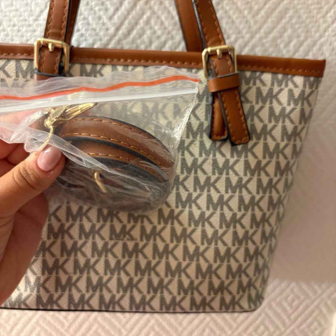 Michael Kors beige handväska med logomönster - 3