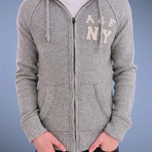 Grå hoodie från Abercrombie & Fitch - Säljer min sjuktttt feta Abercrombie tröja i stl L.  Den är perfekt nu till kallare dagar när man vill vara varm. Den har inga hål eller andra fel vilket är varför priset är som det är. Dock är det aldrig fel att lägga PRISFÖRSLAG ☺️. Modellen är 189 cm, väger 80 kg