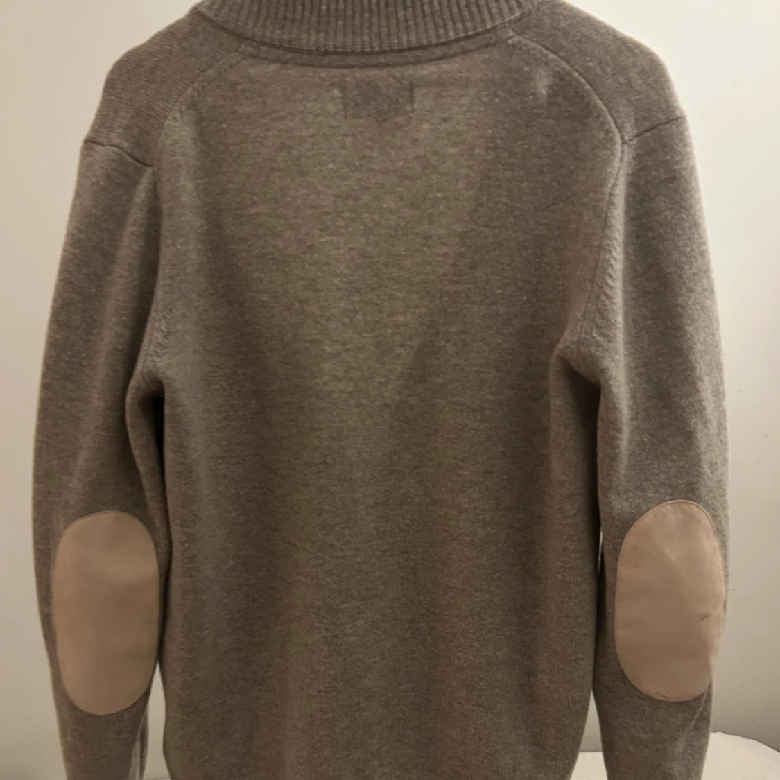 Beige kofta från Barbour med mockadetaljer - 2