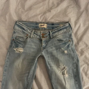 Lågmidjade jeans  - Jätte snygga lågmidjade omsydda jeans ifrån Bershka! Sitter jätte snyggt, skulle säga storlek storlek S/EU 36/W27. Midjemått: ca 37cm. Innerbenslängd: ca 76cm.💕 skriv om ni vill ha fler bilder med jeansen på eller på det omsydda! Jag kan ofta posta samma dag som varan är köpt!